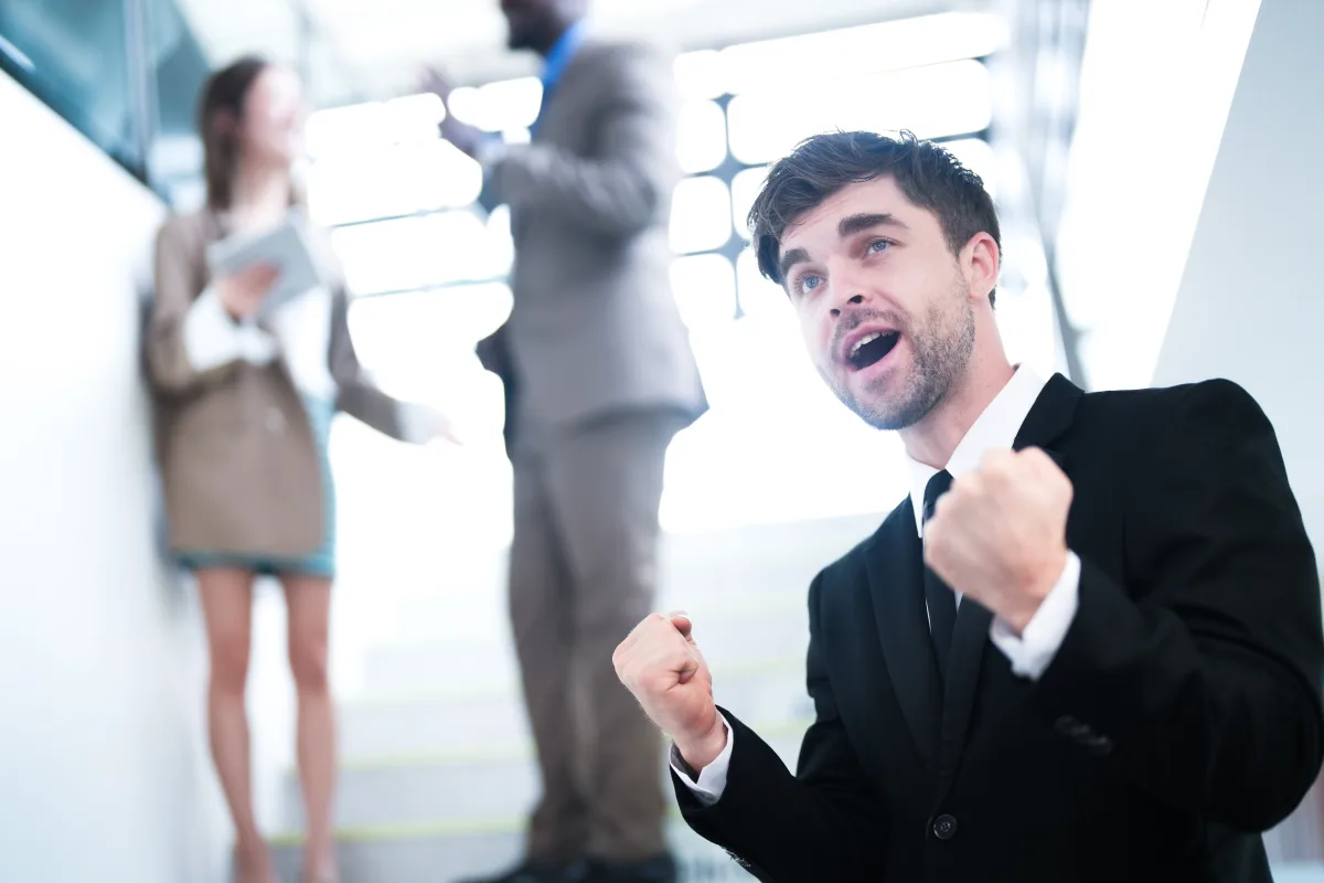 Guerra invisível por talentos: como corporações estão perdendo para startups